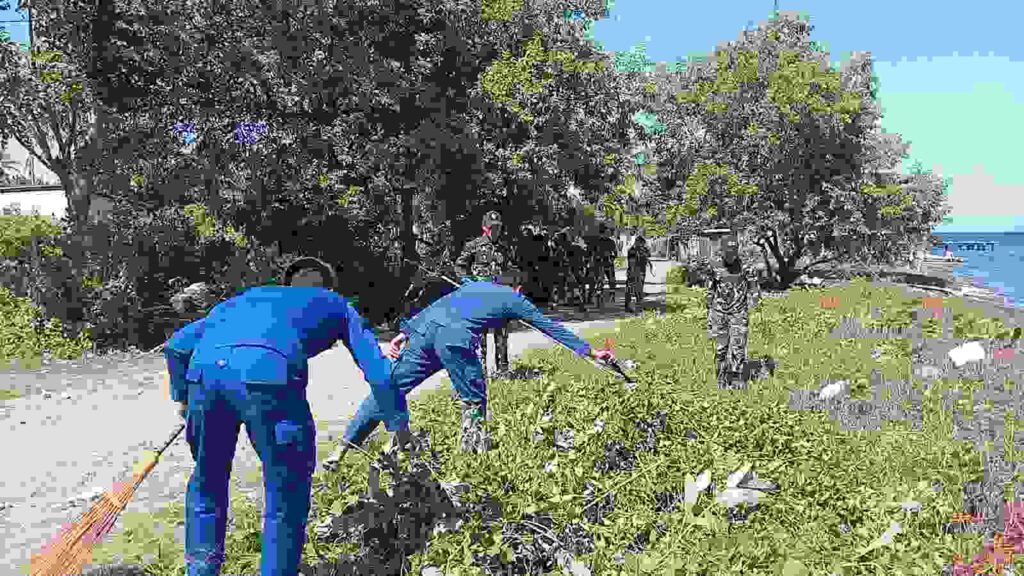 TNI-Polri Bersihkan Sampah dan Rumput Liar di Wilayah Desa Calabai 1 IMG 20260510 WA0014