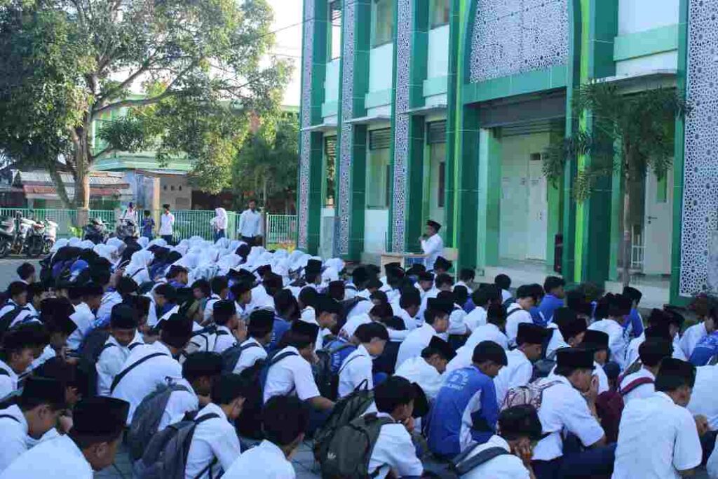 Siswa MTs.N 2 Lobar, Utamakan Adab di atas Ilmu Agar Bentuk Karakter Islami 1 IMG 20260512 WA0028 1