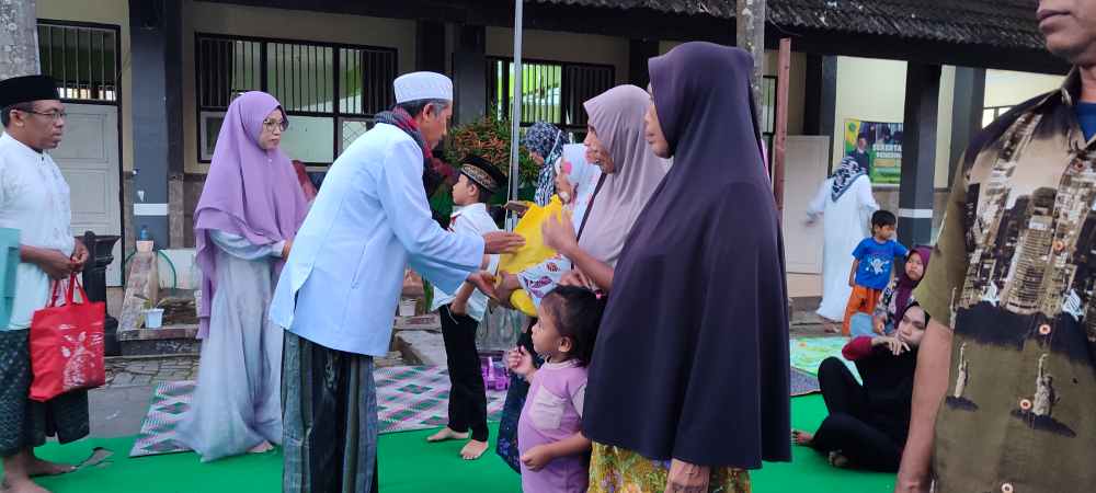 Bangga dan Haru, Keluarga Besar MTsN 2 Lobar Bagi Santunan Sembako Buat Yatim dan Lansia 2 IMG 20260615 181130
